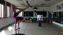 Conheça a contorcionista que usa os pés para atirar no arco e flecha