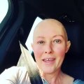 Shannen Doherty diverte-se em aula de dança após quimioterapia
