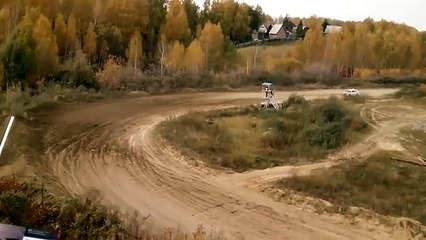 Piloto perde controlo do carro e destrói torre de controlo