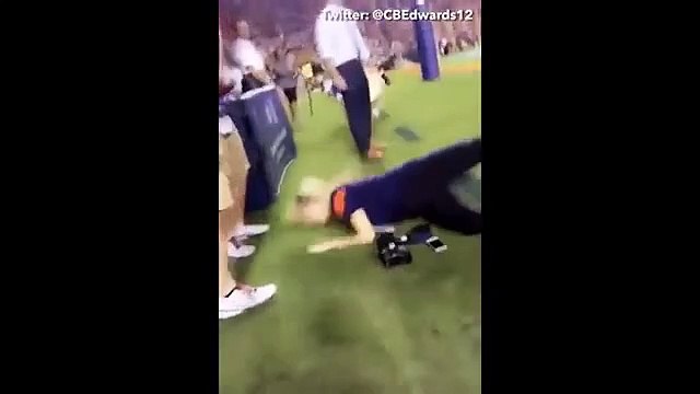 Tenta apanhar bola em partida de futebol americano mas corre-lhe mal