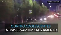 Carro atropela quatro adolescentes de uma vez só!