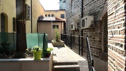 O resim sonrası tabelalar indi, türbe yanındaki kabin kalktı