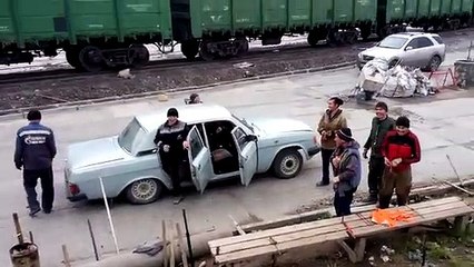 Na rússia 17 homens vão para o trabalho assim!