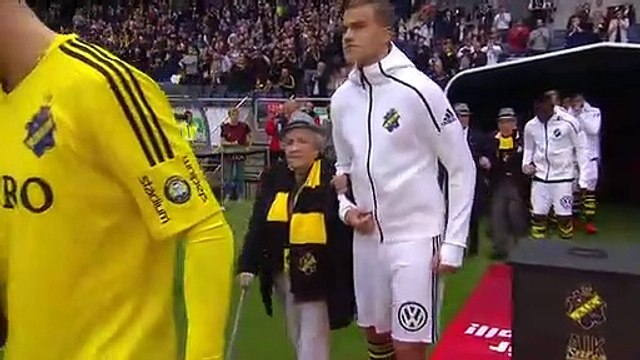 Jogadores do AIK entram em campo com idosos
