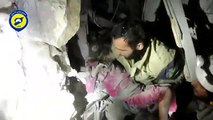 Alepo: Menina de cinco anos retirada dos escombros com vida após ataque