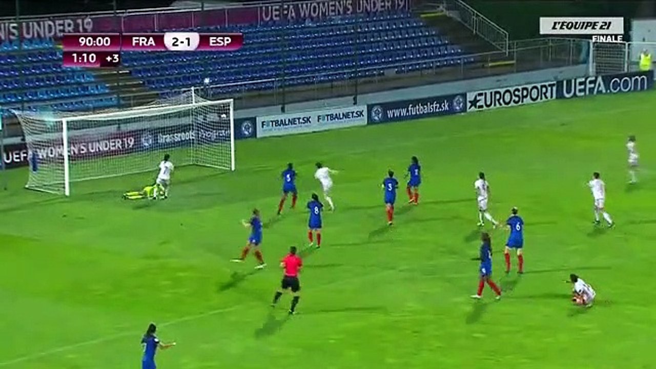 Jogadora falha golo de forma incrível