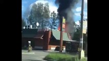 McDonald's em chamas depois de explosão de carro