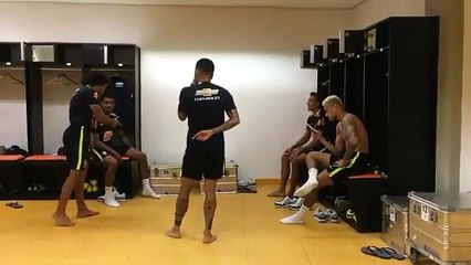 Quando se junta Neymar, Dani Alves e Marcelo no balneário dá nisto...