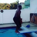 Salto mal calculado em prancha de piscina acaba mal