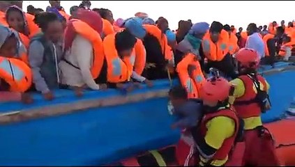 Mais de 6.500 refugiados resgatados, num só dia, ao largo da Líbia