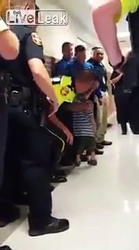Polícias escoltam filho de gente morto no seu primeiro dia de aulas