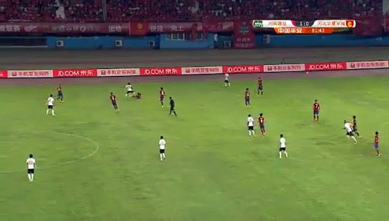 Gervinho pisou 'partes baixas' de adversário e viu cartão vermelho