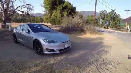 Tải video: Modo Autopilot da Tesla levado ao limite. Como se porta nas curvas?