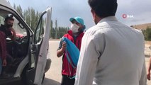 TEM polisi tarım işçilerini taşıyan minibüsleri durdurdu, tek tek hediye dağıttı