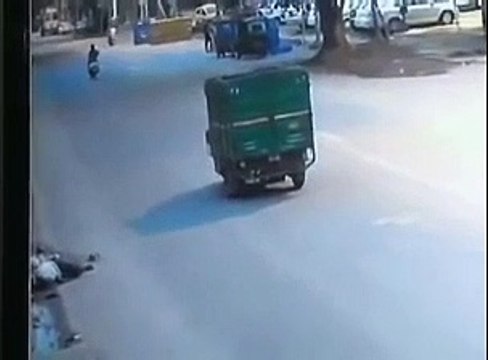 Foi atropelado e... ignorado por centenas de veículos e pessoas