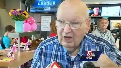 Após 32 anos, McDonald's despede-se de funcionária com Síndrome de Down