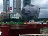 Lua insuflável gigante assusta condutores na China