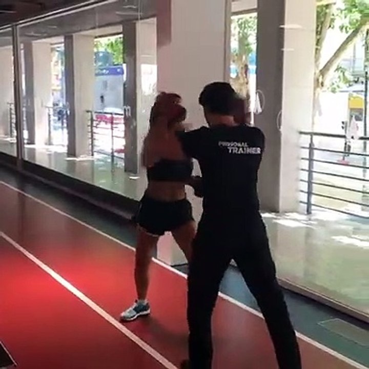 Oceana Basílio experimenta exercícios de Fit Boxe