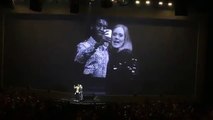 Adele dá beijo na boca a fã durante concerto