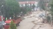 Kastamonu'da şiddetli yağış sele neden oldu, araçlar sürüklendi