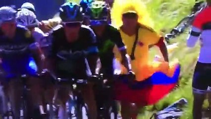 Chris Froome agride espectador em plena Volta a França