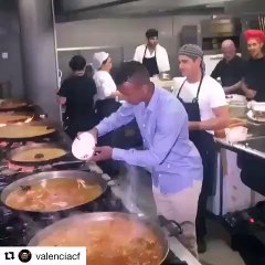 Nani prova que tem dotes para a cozinha