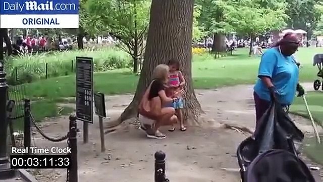 Há duas crianças, um cão e um gato perdidos. Quem é ajudado primeiro?