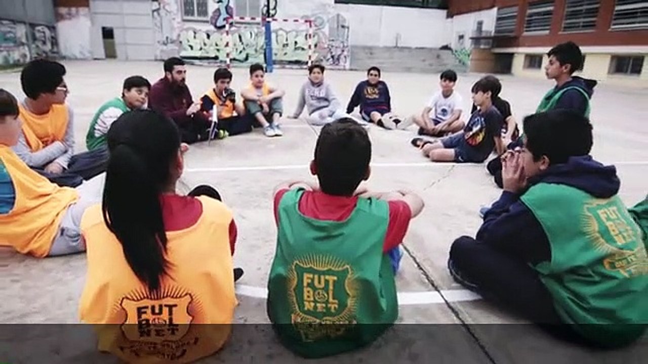 Jogadores do Barcelona surpreendem crianças