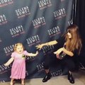 Selena Gomez dança com a pequena menina que tem uma anemia rara