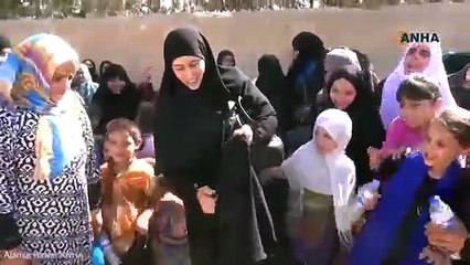 Mulher síria livre do ISIS celebra queimando a própria burqa
