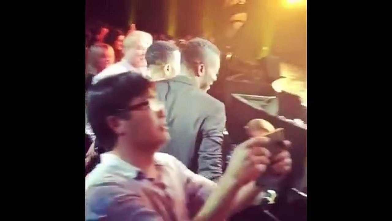 John Legend surpreende Mariah Carey em concerto e é alvo de partida