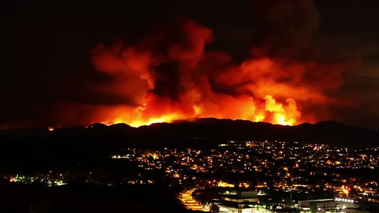 As assustadoras chamas que lavram nas montanhas da Califórnia
