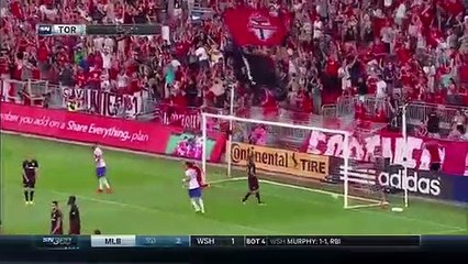 Giovinco mostra como se faz e marca livre espetacular