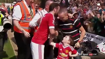 A celebração tocante de Juan Mata com um menino de cadeira de rodas
