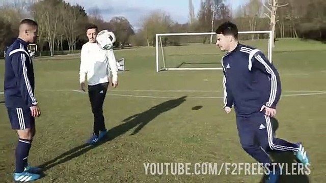 Ozil mostra dotes técnicos em desafio freestyle