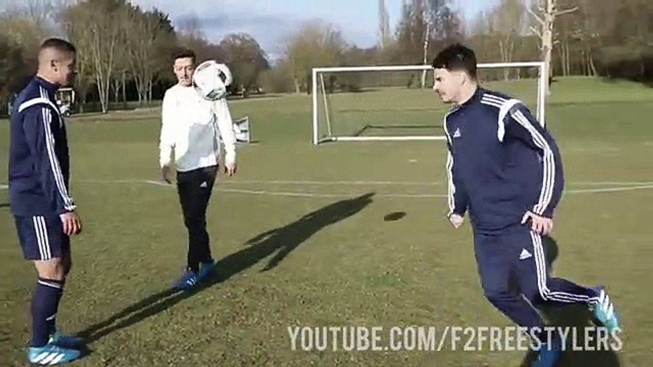 Ozil mostra dotes técnicos em desafio freestyle