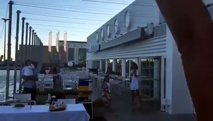 Cláudia Vieira recebe surpresa especial no dia do seu aniversário