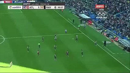 Bebé e treinador perto de se agredirem