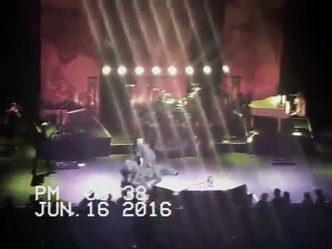 Meat Loaf desmaia durante atuação