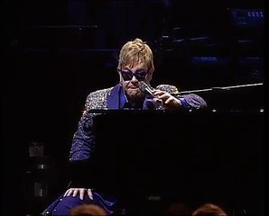 Elton John homenageia vítimas de Orlando