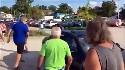 Parte vidro de BMW para salvar cão prestes a sufocar