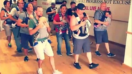 Pais dançam com filhos em grande estilo