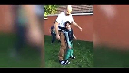Pai arranja forma de pôr o filho com problemas motores a jogar futebol