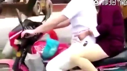 Homem cego a andar de mota