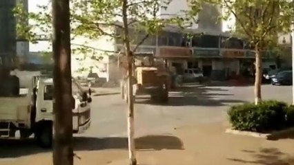 Empresas de construção rivais lutam com retroescavadoras