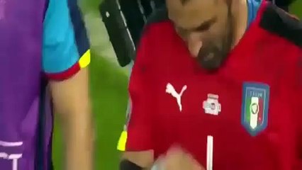 A reação de Buffon depois dos penáltis que ditatam a eliminação de Itália