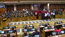 Deputados envolvem-se em pugilato ao serem retirados do Parlamento