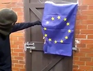 Anti-europeu tenta queimar bandeira da UE... mas algo corre mal