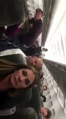 Foi expulso de avião por estar bêbado, mas gabou-se de ser rico