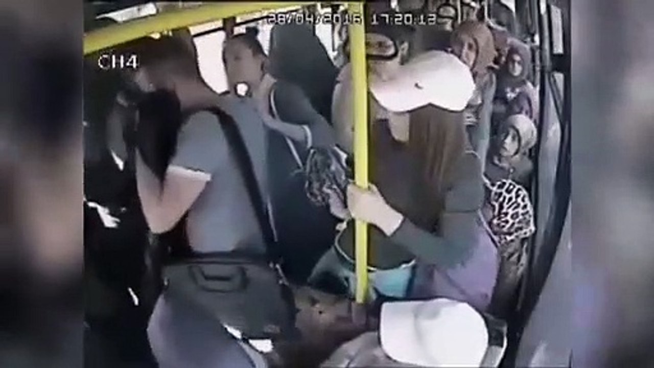 Este homem decidiu fazer a coisa errada no autocarro errado